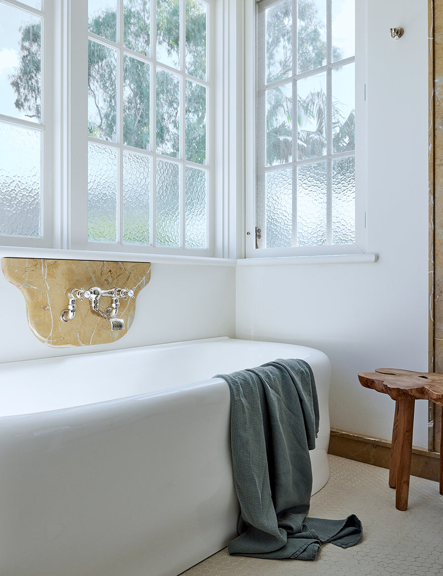 lifestyle photo of linen jacquard bath towel in amazon colour