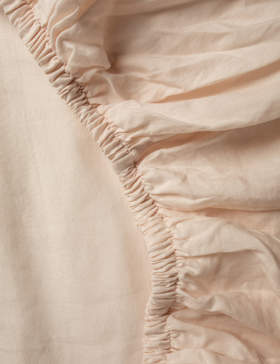details of the elastic on the linen fitted sheet in ballet colour