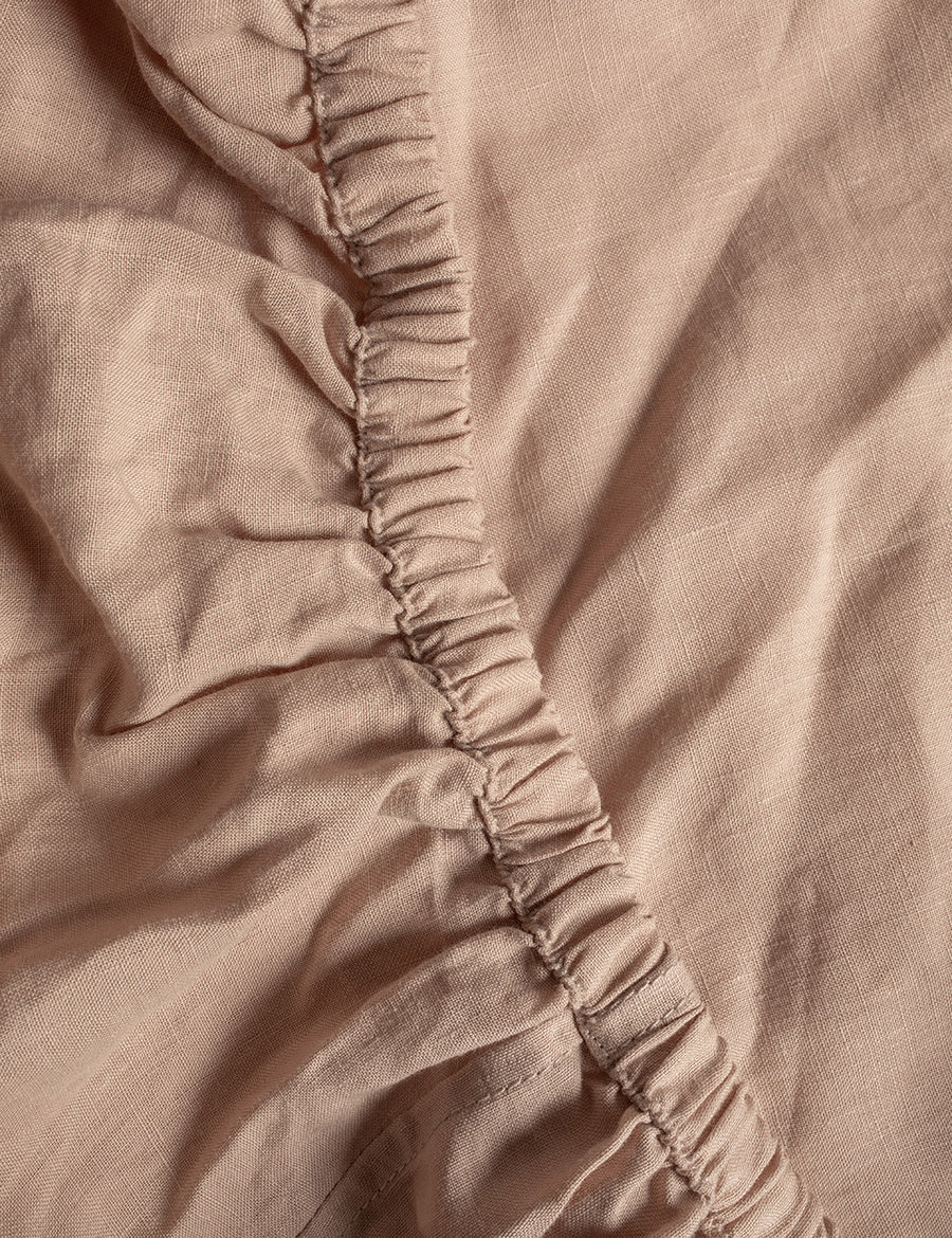 details of the elastic on the linen fitted sheet in nude colour
