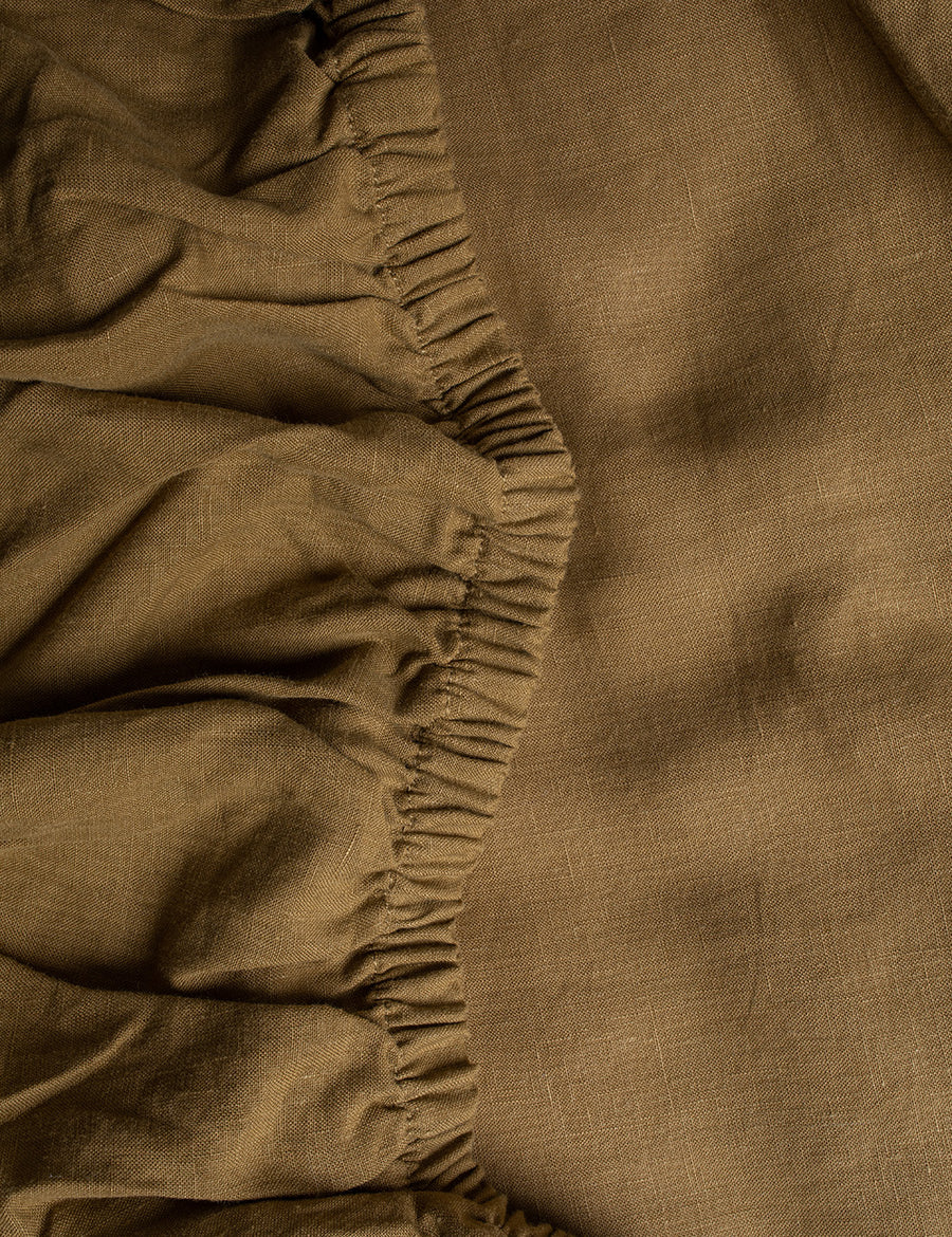 details of the elastic on the linen fitted sheet in olive colour