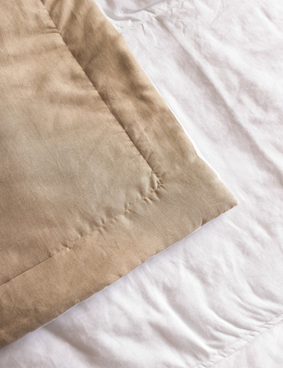 colour swatch of the reversible linen quilted coverlet in white and natural