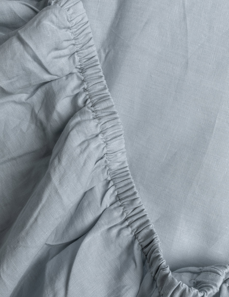 details of the elastic on the linen fitted sheet in cloud colour