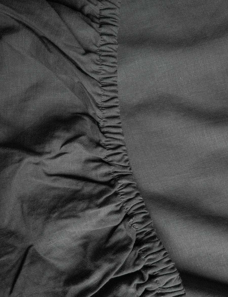 details of the elastic on the linen fitted sheet in cypress colour