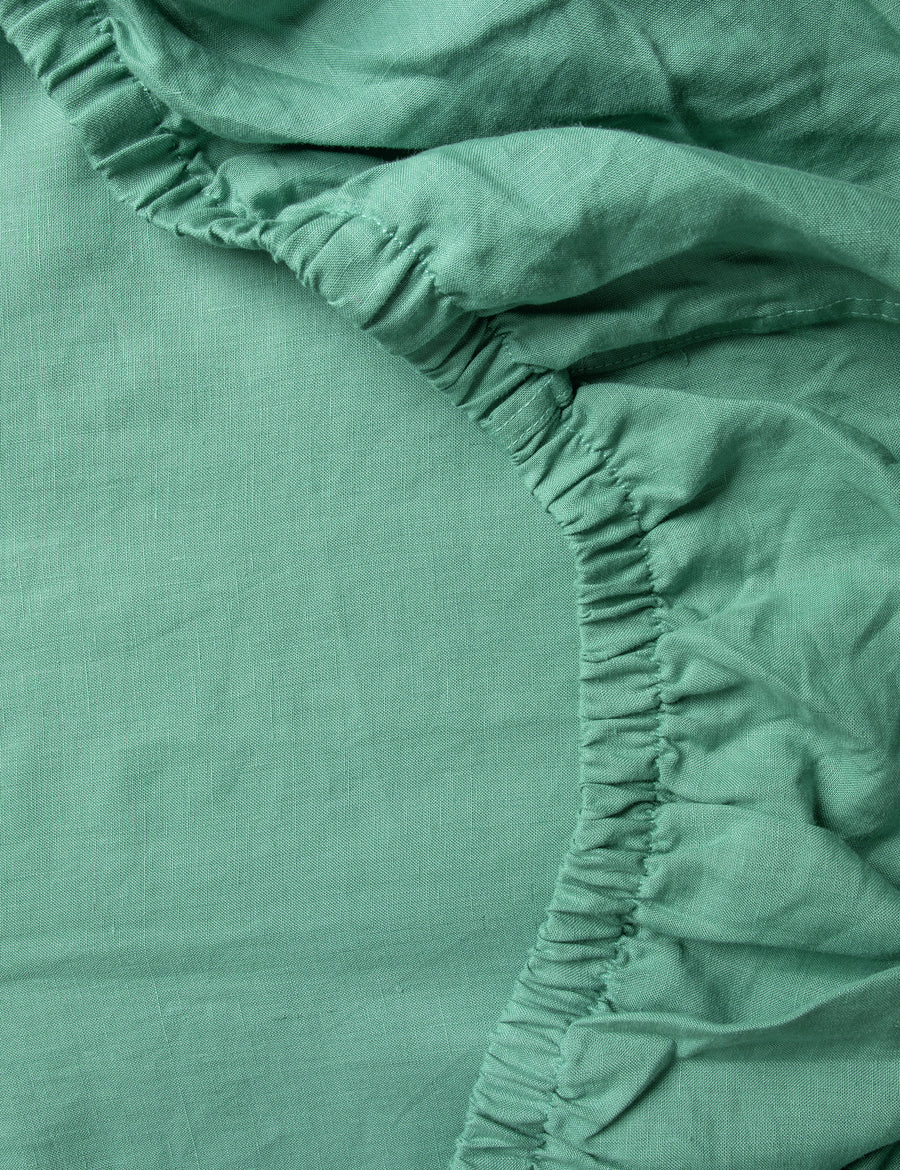 details of the elastic on the linen fitted sheet in oasis colour