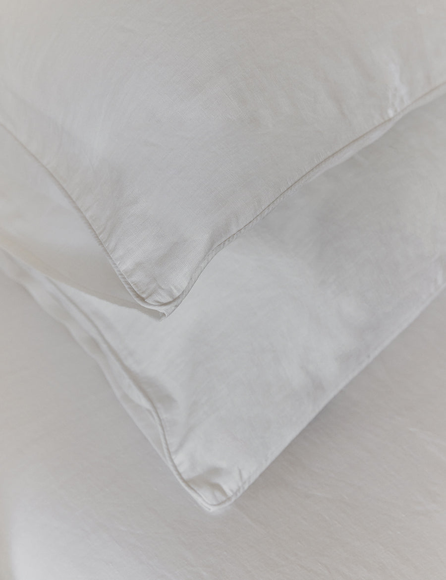 details shot of the white piped pillowcases