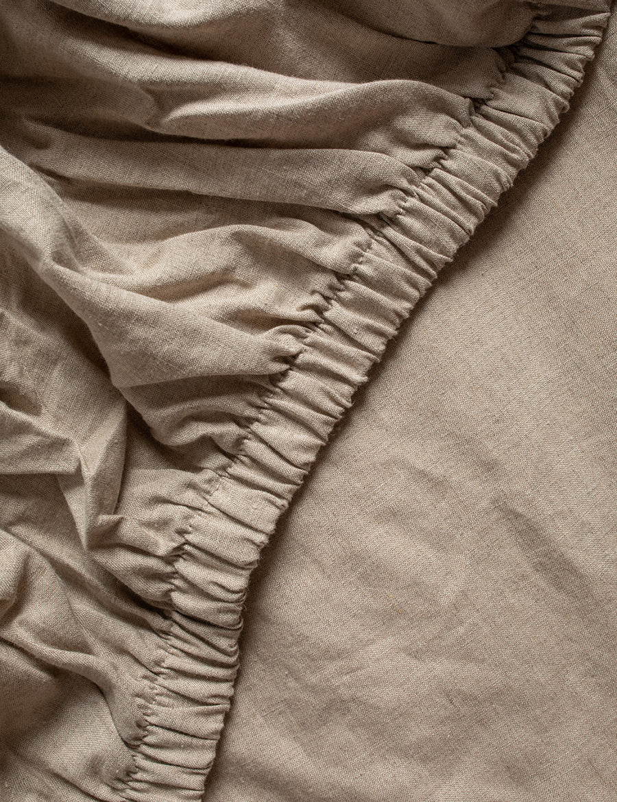 details of the elastic on the linen fitted sheet in natural colour
