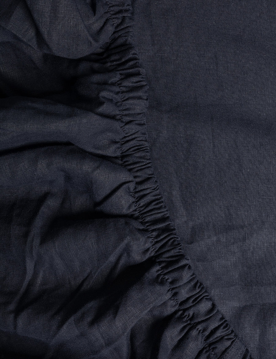 details of the elastic on the linen fitted sheet in navy colour